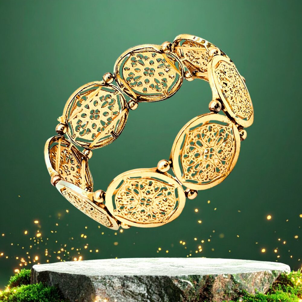 ✨ Vintage Gold-Tone Filigree Medallion Stretch Bracelet – Ornate Boho Statement